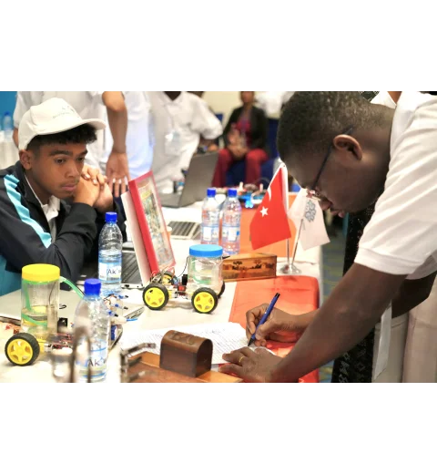 Gabon’da düzenlenen 4. Bilim Fuarı, 17 ülkenin katılımıyla gerçekleştirildi